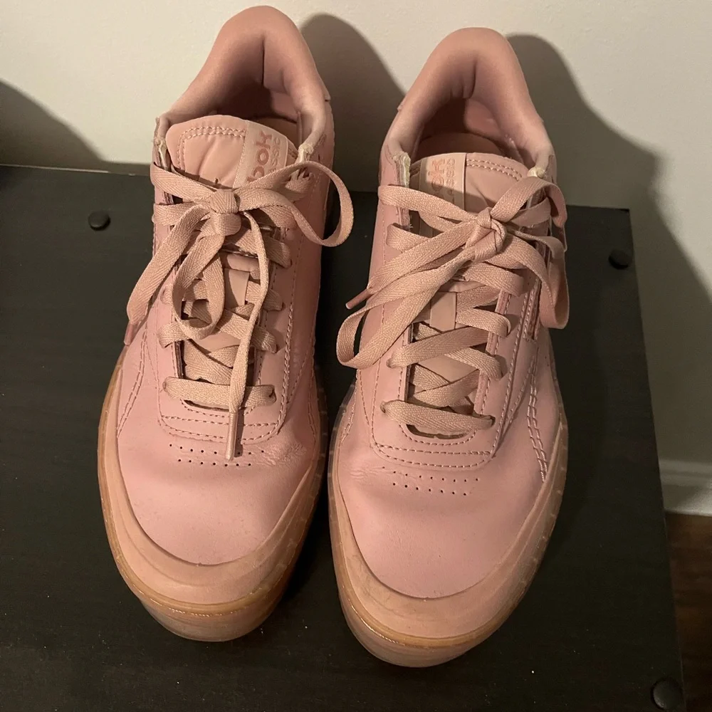 Pink Reebok 😍 - Picture 2 of 4